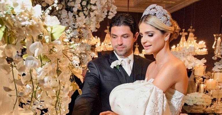 Thássia e Artur cortam juntos o bolo de casamento - Anna Quast e Ricky Arruda