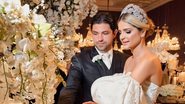 Thássia e Artur cortam juntos o bolo de casamento - Anna Quast e Ricky Arruda