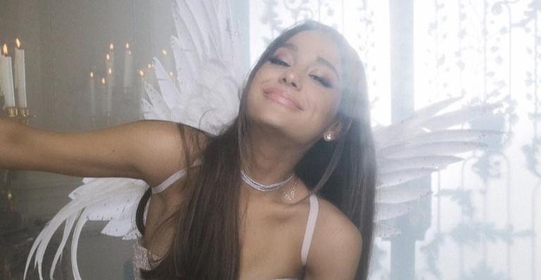 Ariana Grande encanta fãs ao aparecer vestida de anjo em novo clipe - Foto/Alfredo Flores