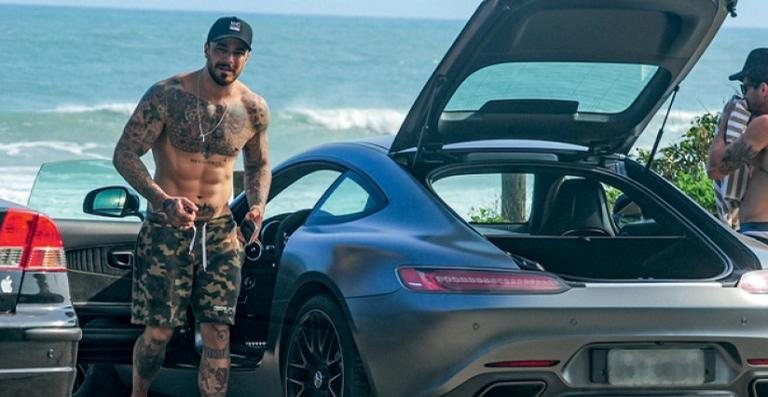 Felipe Titto com sua nova Mercedes na Praia de Grumari - Webert Belecio via AgNews