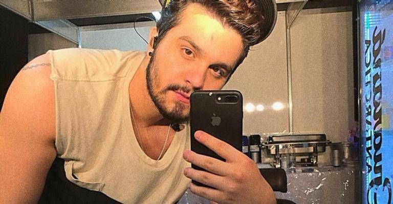 Luan Santana brinca com os fãs nas redes sociais em clique sensual. - Divulgação/Instagram