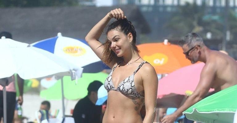 Isis Valverde curte domingo de sol em praia do Rio de Janeiro - AgNews