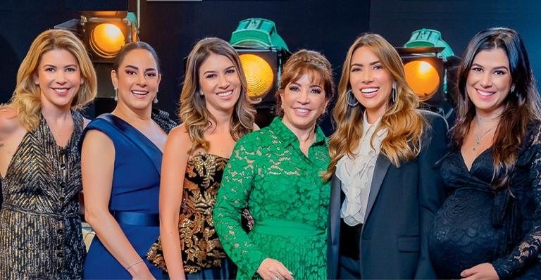 As mulheres da família Abravanel: Daniela, Silvia, Rebeca, Dona Íris, Patrícia e Renata representam o grande anfitrião, Silvio Santos - Martin Gurfein; Samuel Chaves/Brazil News; Bruno Correa, Gabriel Cardoso e Lourival Ribeiro/SBT