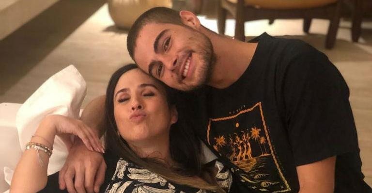 Tatá Werneck casa com Rafa Vitti no sofá de sua própria casa - Instagram