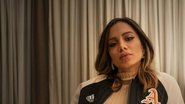 Com vestido brilhoso, Anitta posa ao lado de pet Plinio - Instagram