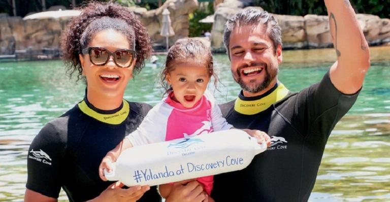 Juliana e Ernani com a fofa Yolanda, no Discovery Cove, que tem como atrativo a interação com golfinhos - Marcos Salles