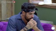 Diego se incomoda com peões da sede e discute. - Divulgação/PlayPlus