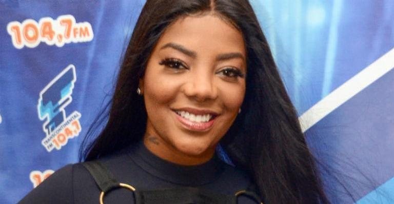 Ludmilla encanta fãs ao surgir do lado do pet com look grifado. - Foto: AgNews