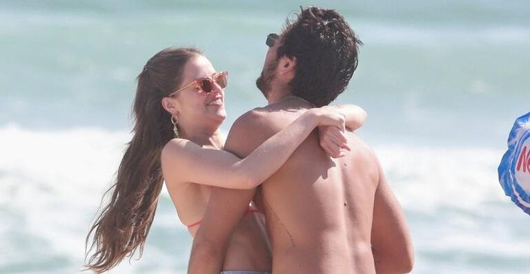 Agatha Moreira e Rodrigo Simas são flagrados em clima de romance na praia - Dilson Silva/AgNews