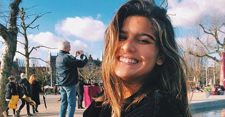 Giulia Costa, de 19 anos, compartilha clique de look e seu cachorrinho também faz pose para foto - Instagram