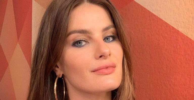 Isabeli Fontana posa vestindo apenas camisetona molhada - Instagram