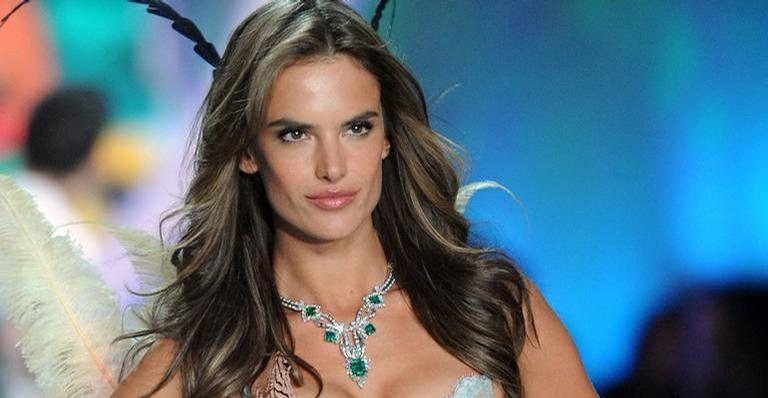 Alessandra Ambrosio ostenta curvas perfeitas em dia de mergulho. - Divulgação/Getty Images