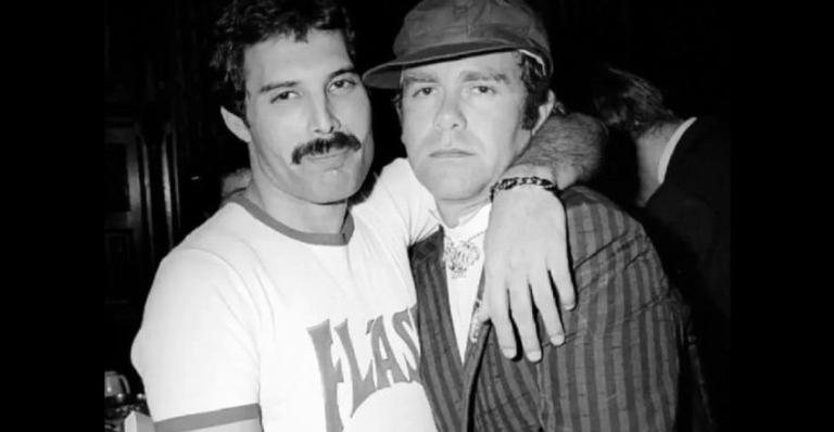 Elton John e Freddie Mercury durante encontro especial nos bastidores - Foto/Livro Me: Elton John with Waterstones