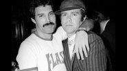 Elton John e Freddie Mercury durante encontro especial nos bastidores - Foto/Livro Me: Elton John with Waterstones