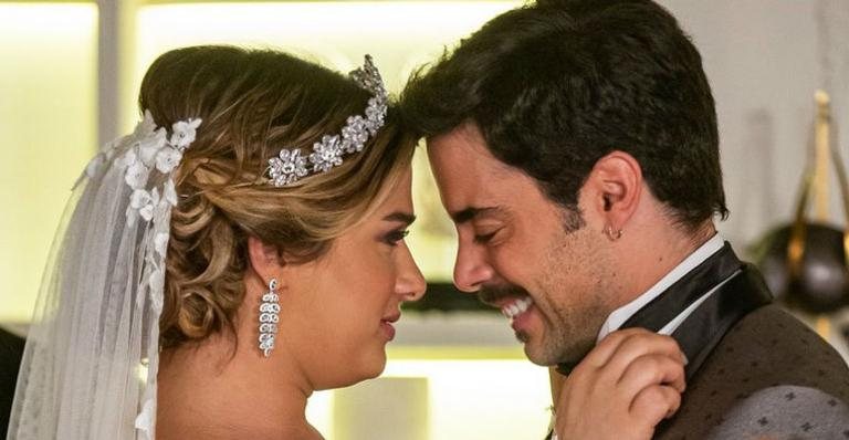 A Dona do Pedaço: Pedro Carvalho e Glamour Garcia comemoram beijo de Abel e Briteny - Reprodução/Globo