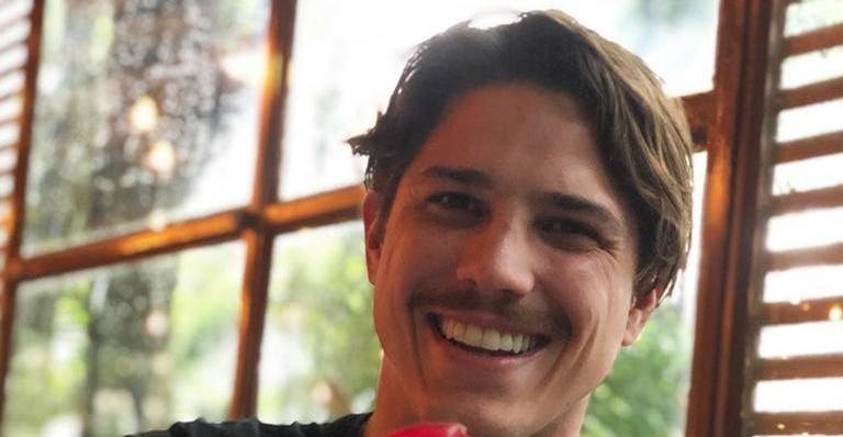 Romulo Arantes se declara para a namorada: ''Me ensina todo dia a ser uma pessoa melhor'' - Instagram