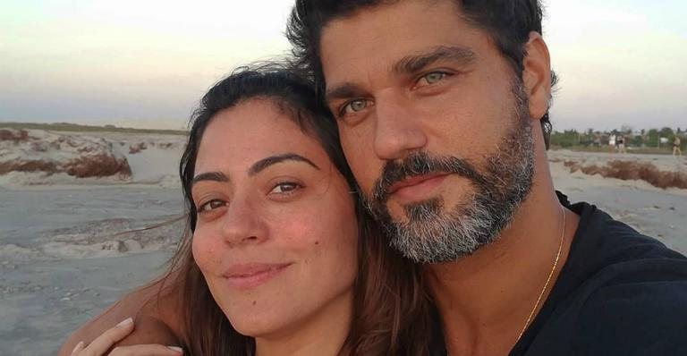 Após assumirem namoro, Carol Castro e Bruno Cabrerizo encantam web com registro na praia - Instagram