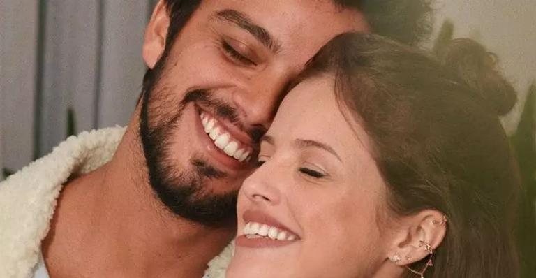 Nus, Agatha Moreira e Rodrigo Simas posam agarradinhos na web - Reprodução/Instagram