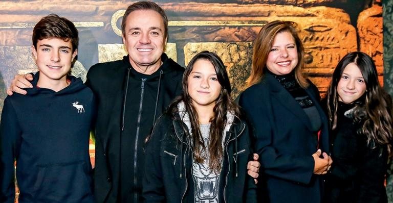 Gugu com a família, em foto de 2019 - Arquivo pessoal