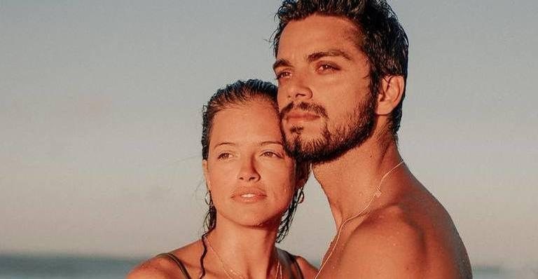 Rodrigo Simas e Agatha Moreira trocam beijos em cachoeira - Instagram