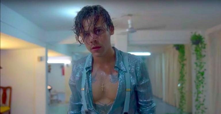 Harry Styles durante o clipe de ''Lights Up'' - Foto/Reprodução