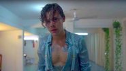 Harry Styles durante o clipe de ''Lights Up'' - Foto/Reprodução