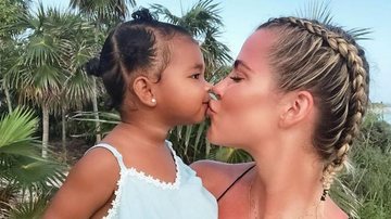 Filha de Khloe Kardashian aparece ao lado da árvore de Natal - Instagram