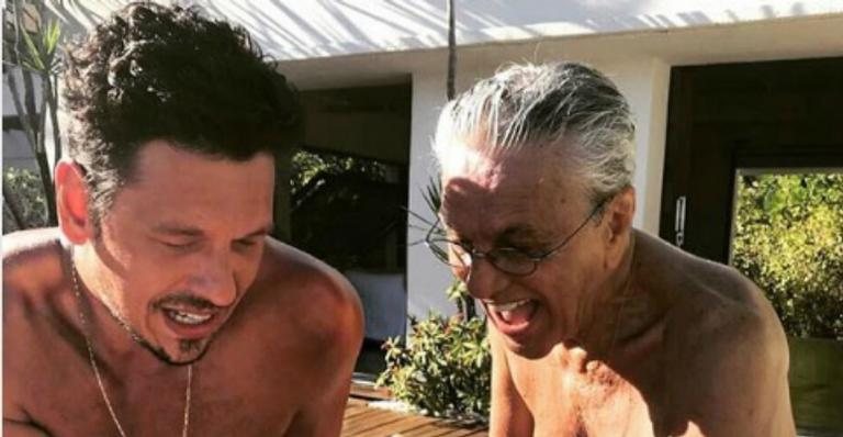 João Vicente mostra para Caetano quem é seu artista favorito - Instagram