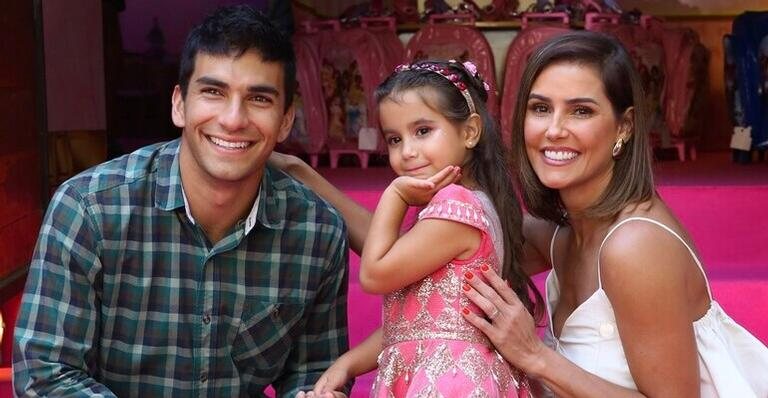 Deborah Secco e Hugo Moura com a filha Maria Flor em sua festa de aniversário - ROBERTO FILHO / BRAZIL NEWS