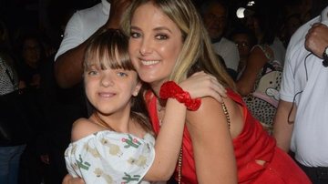 Ticiane Pinheiro leva Rafaella para evento de Natal - Agnews