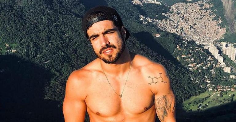 Caio Castro esquenta o clima de calça na beira da piscina - Instagram