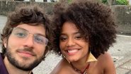 Jéssica Ellen e Chay Suede se beijam em viaduto na novela - Instagram