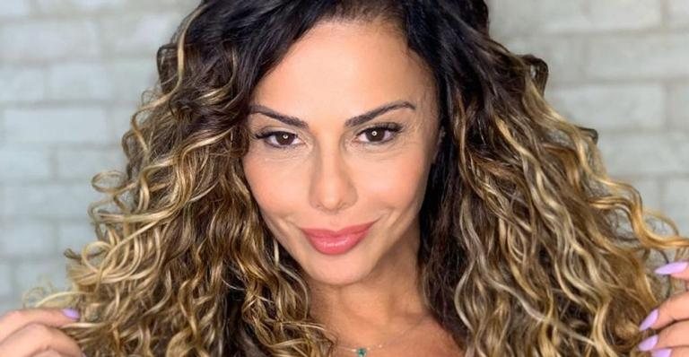 Viviane Araújo arrasa ao surgir de biquíni nas redes - Instagram