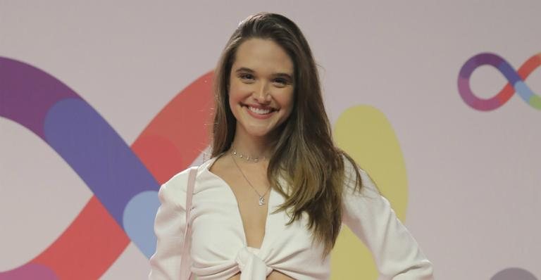 Juliana Paiva ganhou um presente lindo de Raphaela Alvittos e compartilhou com seus seguidores na web - Globo/Paulo Belote