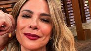 A apresentadora Luciana Gimenez posou em clima natalino com um maio bem sexy - Instagram