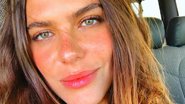 Mariana Goldfarb comemorou a proximidade do verão com uma foto linda de biquíni tirada na praia - Instagram