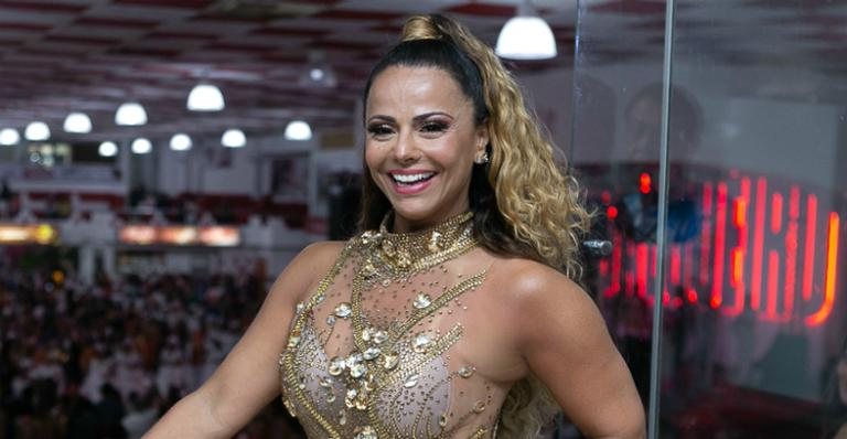 Rainha de bateria das duas agremiações, Viviane Araújo se esbaldou em ensaio especial na escola carioca - Alex Nunes/Divulgação