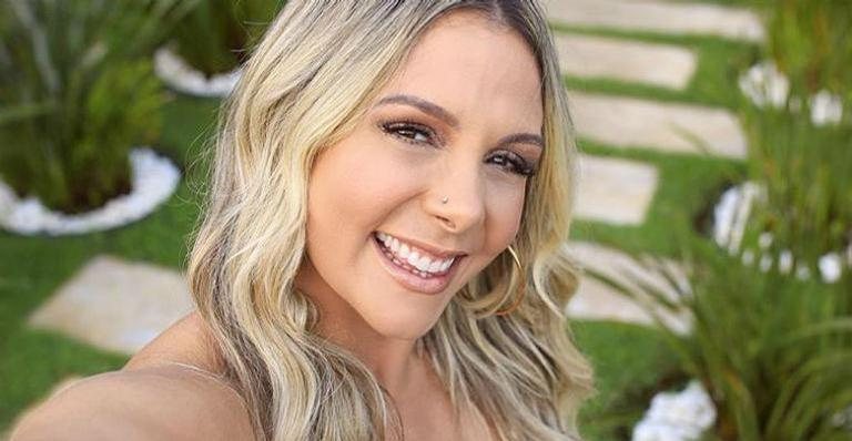 Ex-loira do É o Tchan renova bronzeado na praia - Divulgação/Instagram