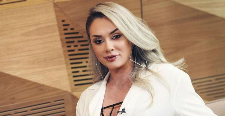 Juju Salimeni encanta fãs ao aparecer sensualizando na web - Instagram