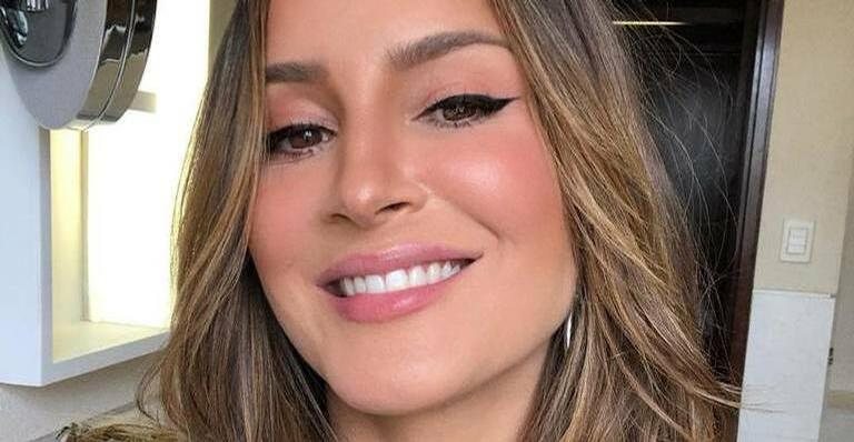 Claudia Leitte fratura o dedo durante ensaio e mostra tala para os seguidores - Instagram