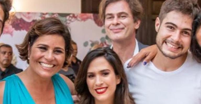 Mãe de Rafa Vitti mostra ele e Tatá entrando no casamento - Reprodução/Instagram