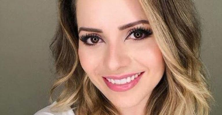 Sandy mostra elasticidade em clique inusitado. - Divulgação/Instagram