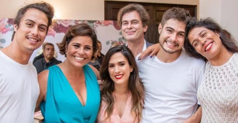 Valeria Alencar compartilha lindo clique da celebração de seu casamento em que aparece cercada de sua família - Instagram