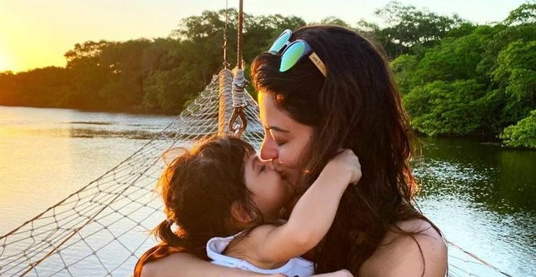 Carol Castro posa ao lado da filha em frente a um filtro dos sonhos gigante - Instagram