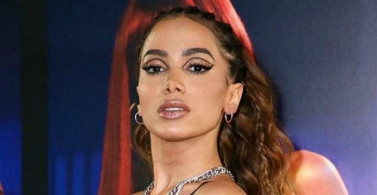 Anitta impressiona ao ostentar casaco de grife. - Divulgação/Instagram