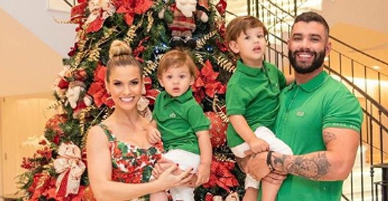 Gusttavo Lima posa com a família em clima de Natal - Instagram