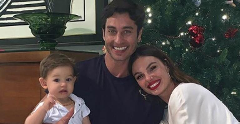 Isis Valverde posa com o marido e o filho, Rael: ''Feliz Natal'' - Instagram