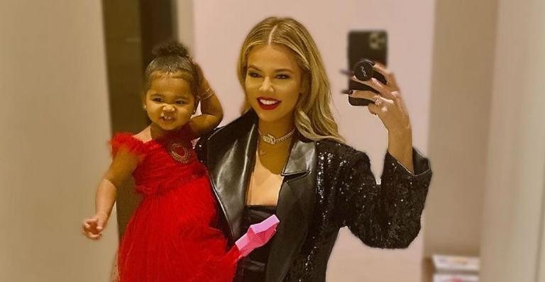 Khloé Kardashian e True aparecem com vestidos combinando - Instagram