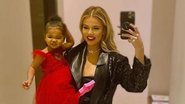 Khloé Kardashian e True aparecem com vestidos combinando - Instagram