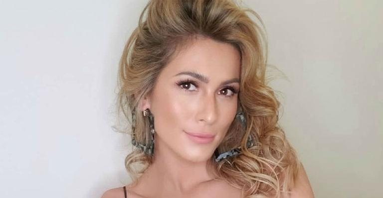 Lívia Andrade curte um dia tomando sol e bebendo champanhe - Instagram